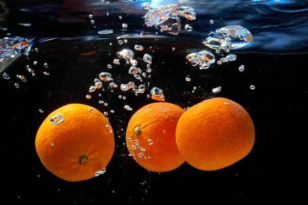 Oranges in water — Stock Photo, Image