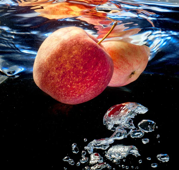 Deux pommes dans l'eau — Photo