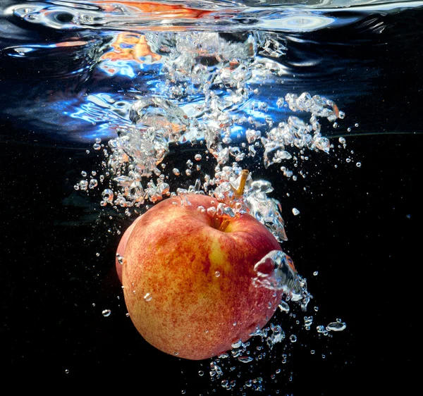 물 속의 사과 — 스톡 사진