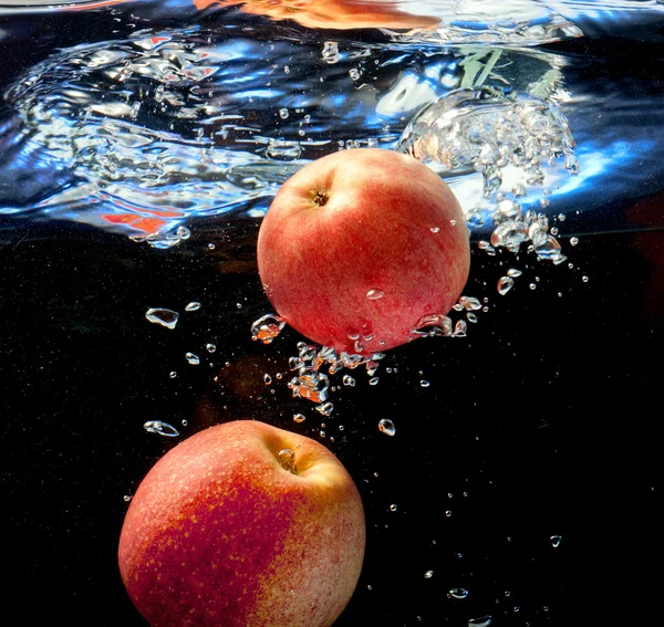 Two apple in water — Stock Photo, Image