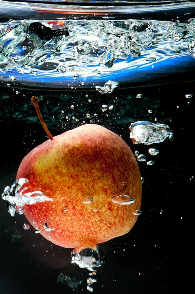 Mela in acqua — Foto Stock