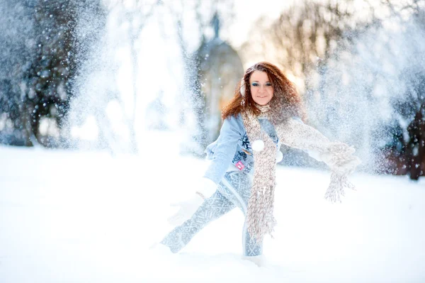 Flicka i snöiga skogen — Stockfoto