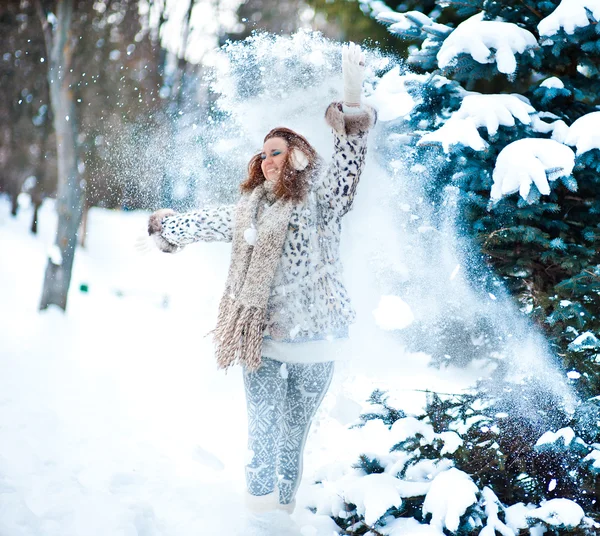 Snowy orman kız — Stok fotoğraf