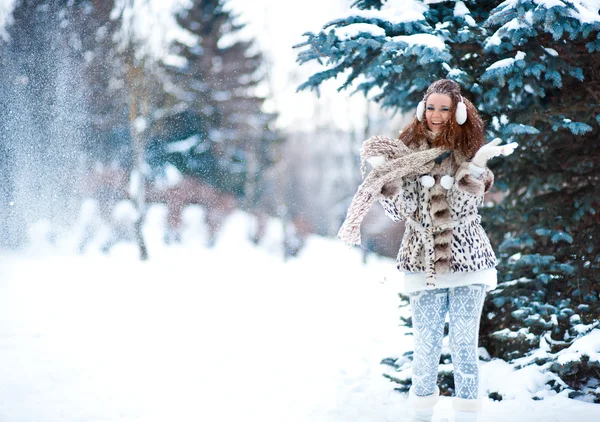 Menina na floresta nevada — Fotografia de Stock