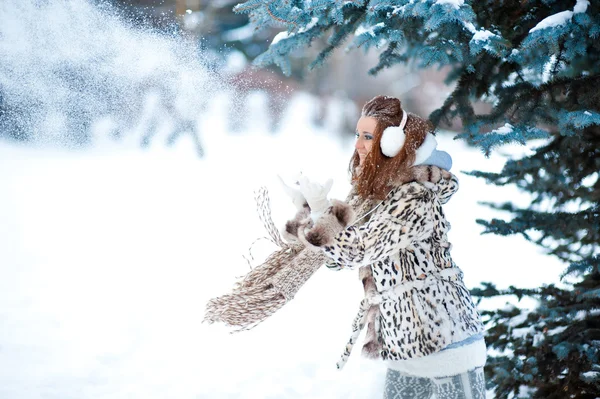 Flicka i snöiga skogen — Stockfoto