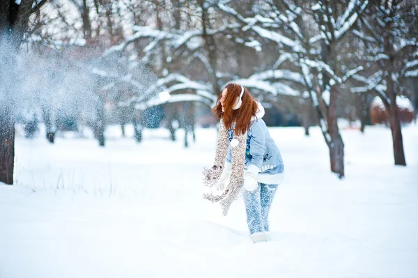 Snowy orman kız — Stok fotoğraf