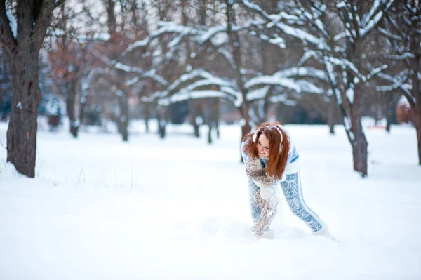 Snowy orman kız — Stok fotoğraf