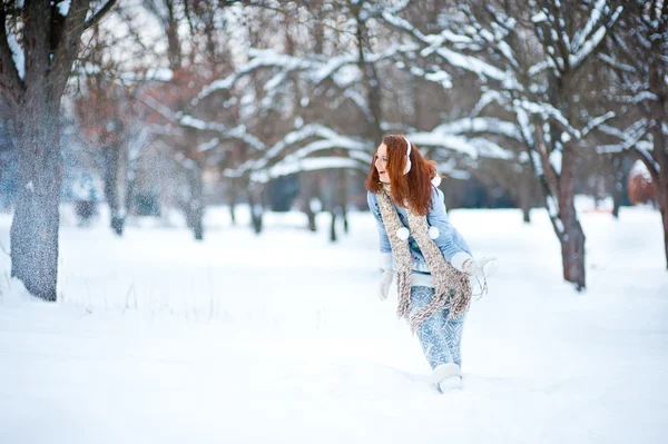 Snowy orman kız — Stok fotoğraf