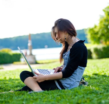 Yaz parkındaki kadın 