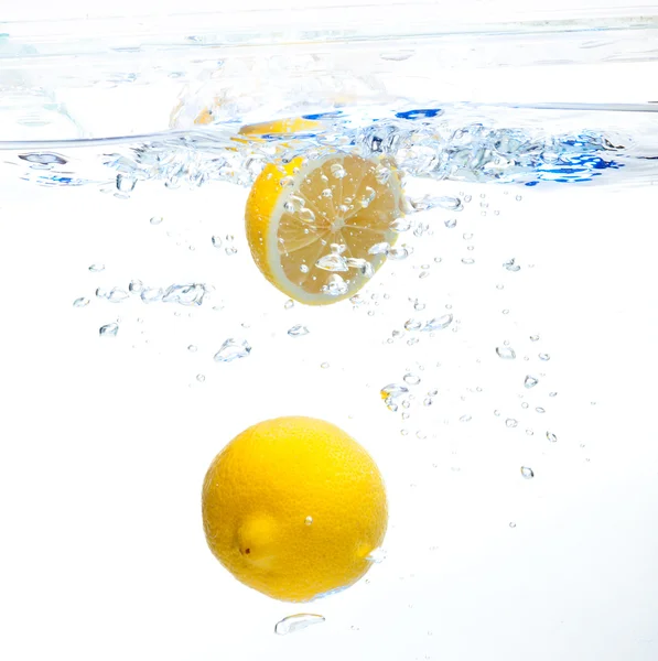 水の中のレモン — ストック写真