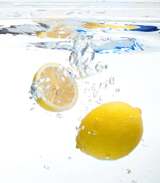 Лимон у воді — стокове фото