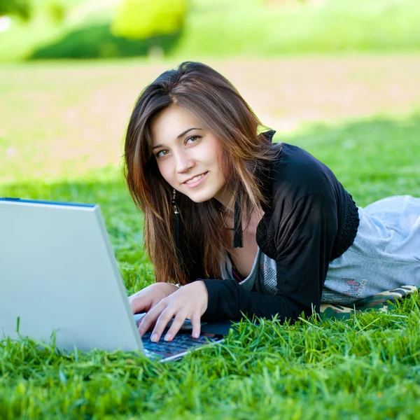 Vrouw in zomerpark — Stockfoto