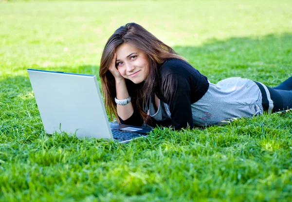 Vrouw in zomerpark — Stockfoto