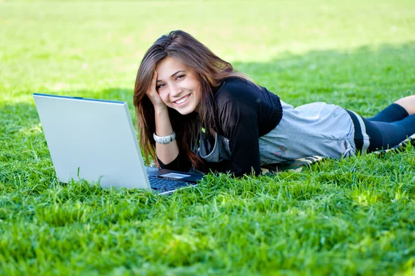 Vrouw in zomerpark — Stockfoto