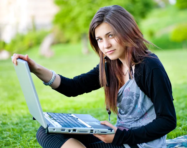 Vrouw in zomerpark — Stockfoto