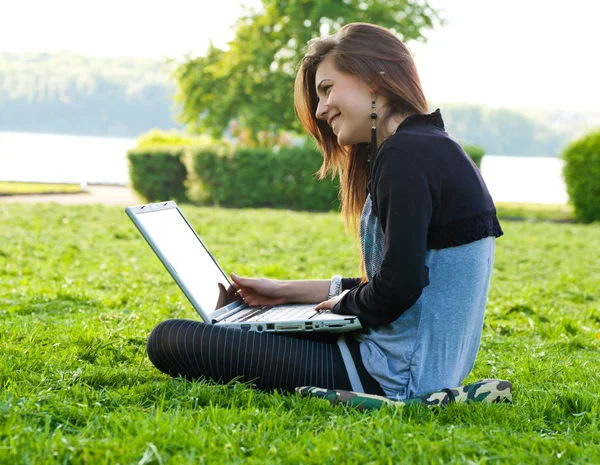 Vrouw in zomerpark — Stockfoto