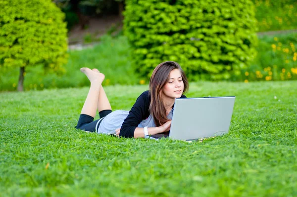 Vrouw in zomerpark — Stockfoto