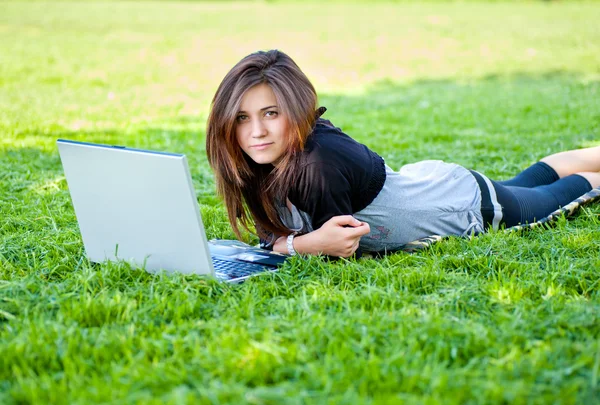 Vrouw in zomerpark — Stockfoto