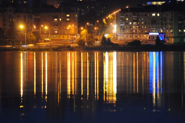 夜晚的城市映在水面上 — 图库照片