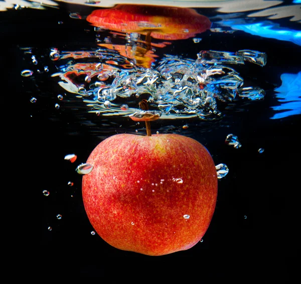 Pomme dans l'eau — Photo