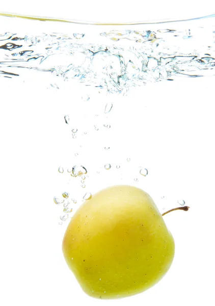 Apple у воді — стокове фото