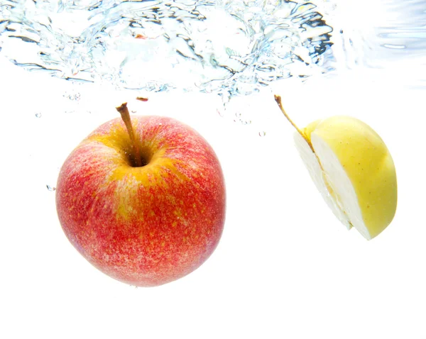 苹果在水里 — 图库照片