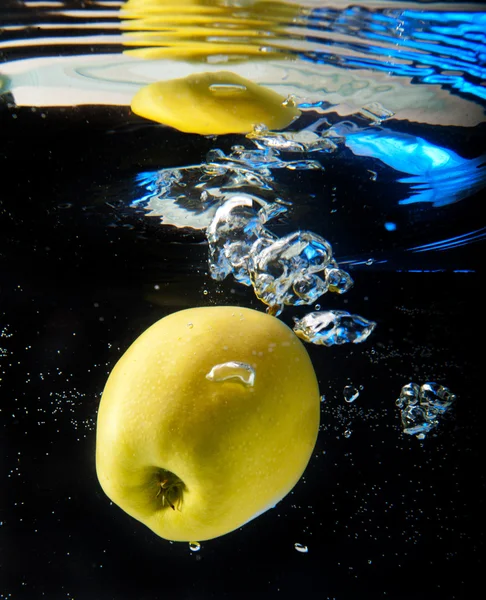 Apple у воді — стокове фото