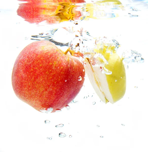 Sudaki elma — Stok fotoğraf