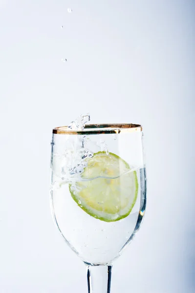 Spruzzi di calce nel bicchiere d'acqua — Foto Stock