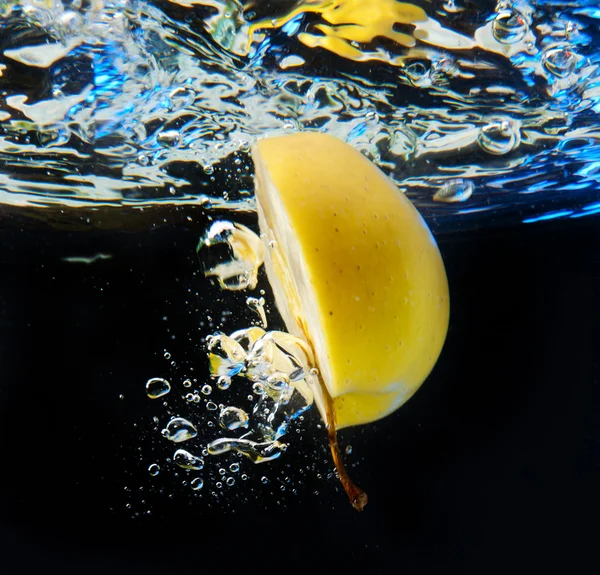 Pomme dans l'eau Photo De Stock