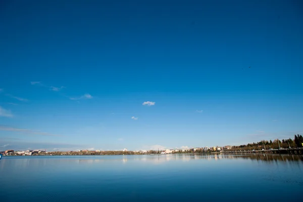 Ciudad con cielo azul — Foto de Stock