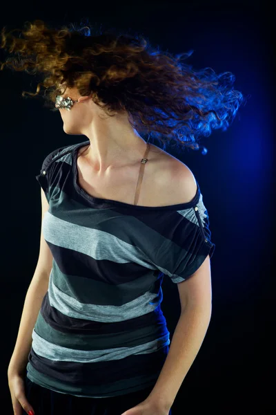 Frau tanzt — Stockfoto