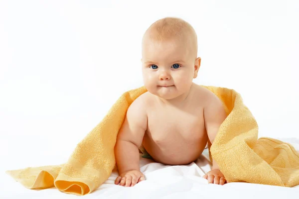 Vauva keltaisessa pyyhkeessä — kuvapankkivalokuva