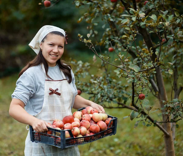 Donna in giardino — Foto Stock