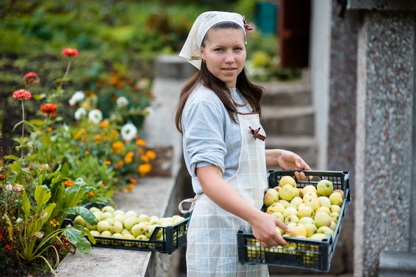 Donna in giardino — Foto Stock