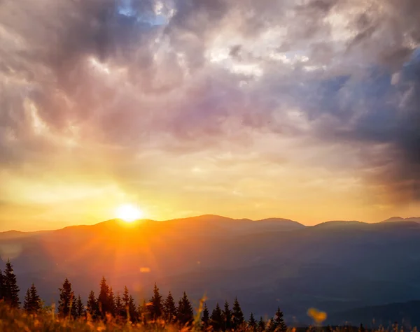 Matahari terbenam di gunung — Stok Foto