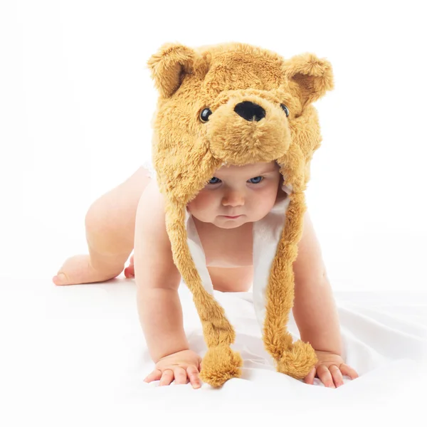Baby mit Bärenmütze — Stockfoto