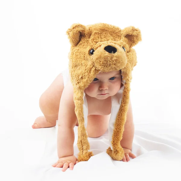 Bebé em boné de urso — Fotografia de Stock