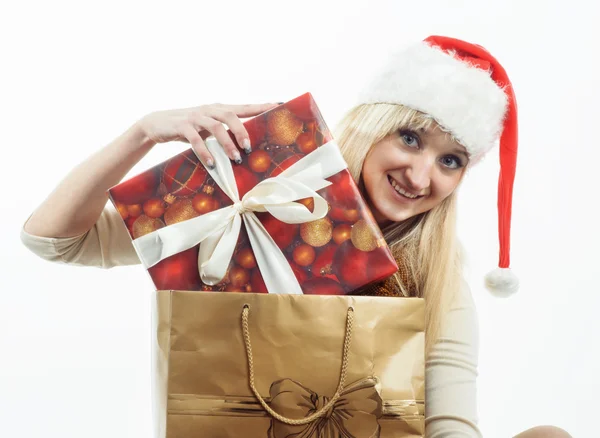 Ragazza con un regalo di Natale — Foto Stock