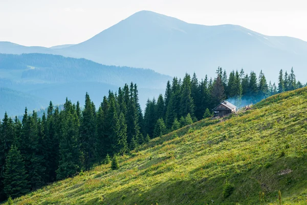 Bergdal en oude hout shack — Stockfoto