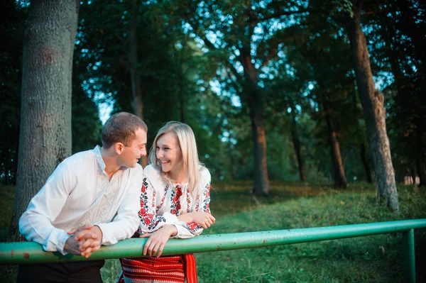 Mladý romantický pár v Ukrajině národní oděv — Stock fotografie