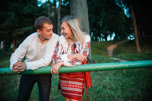 Jeune couple romantique en Ukraine vêtements nationaux — Photo