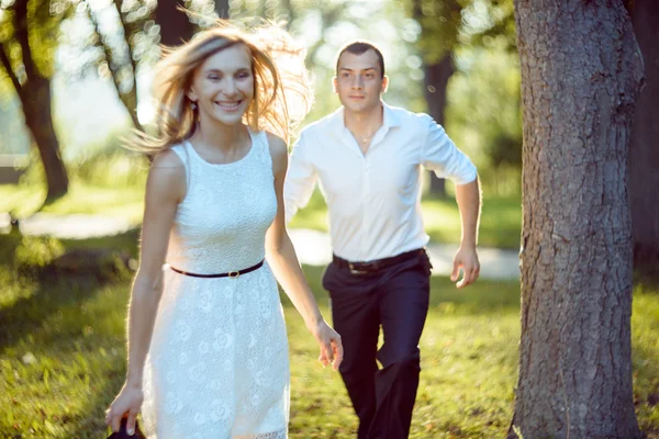 Jonge romantisch paar — Stockfoto
