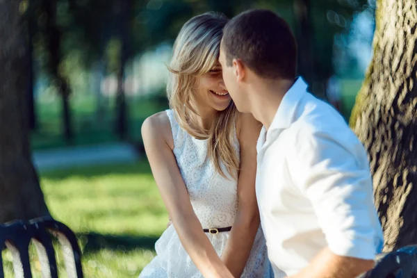 Jovem casal romântico — Fotografia de Stock