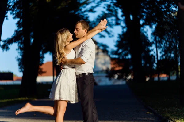 Young people embracing — Stock Photo, Image