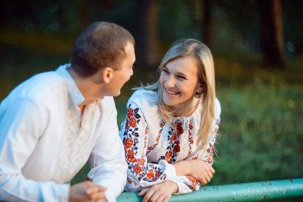 Unga romantiska par i Ukraina nationella kläder — Stockfoto