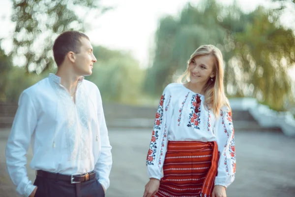 Unga romantiska par i Ukraina nationella kläder — Stockfoto