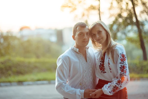 Joven pareja romántica en Ucrania ropa nacional — Foto de Stock