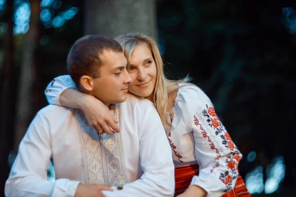 Jeune couple romantique en Ukraine vêtements nationaux — Photo