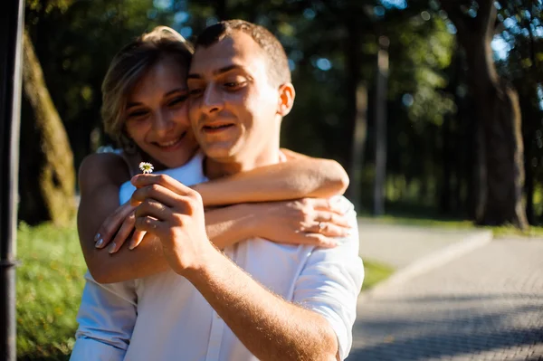 Jeune couple romantique — Photo